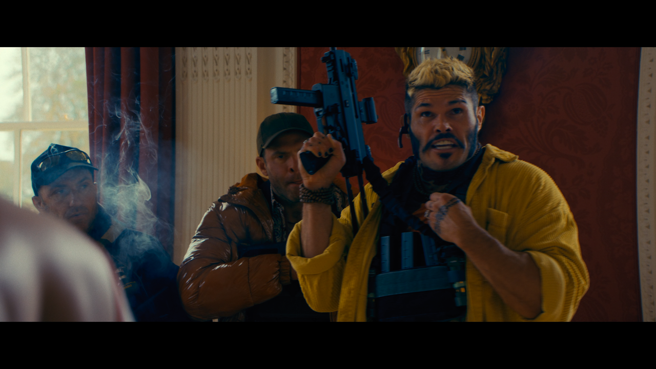 mpv-shot_The.Beekeeper.2024.2160p.UHD.NL.BDREMUX.HDR.DV.HEVC.Atmos-Нечипорук_01_28_00_0010