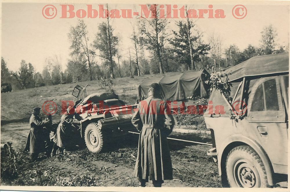 Panzerfunkwagen SdKfz 261 wird geschleppt von Einheits-Kübelwage