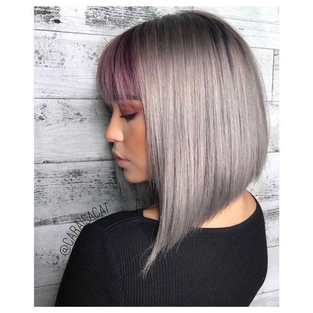 devojka sa sivom kosom i pink šiškama