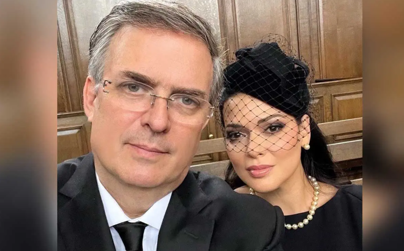 Publica Ebrard selfie junto a su esposa desde el funeral de la reina Isabel II