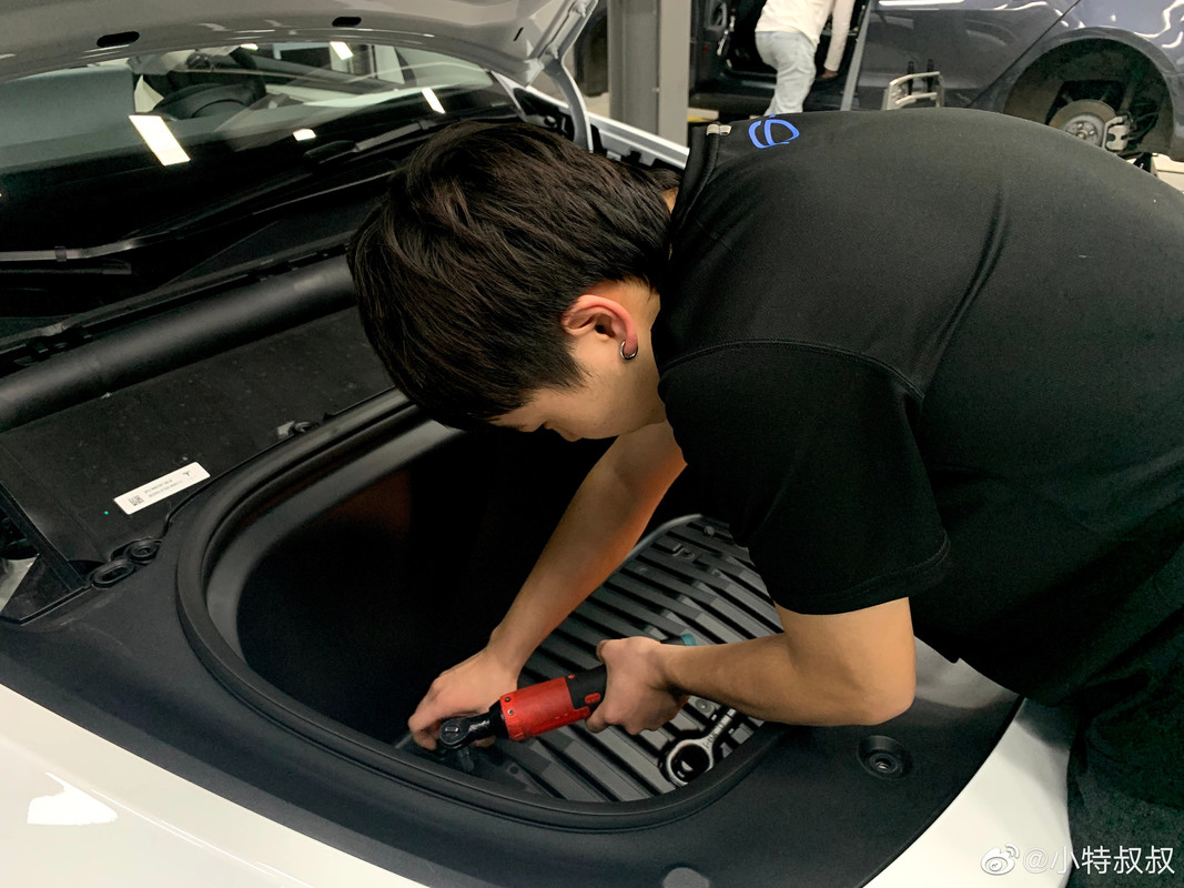 Batterie 12V Tesla Model Y démontage