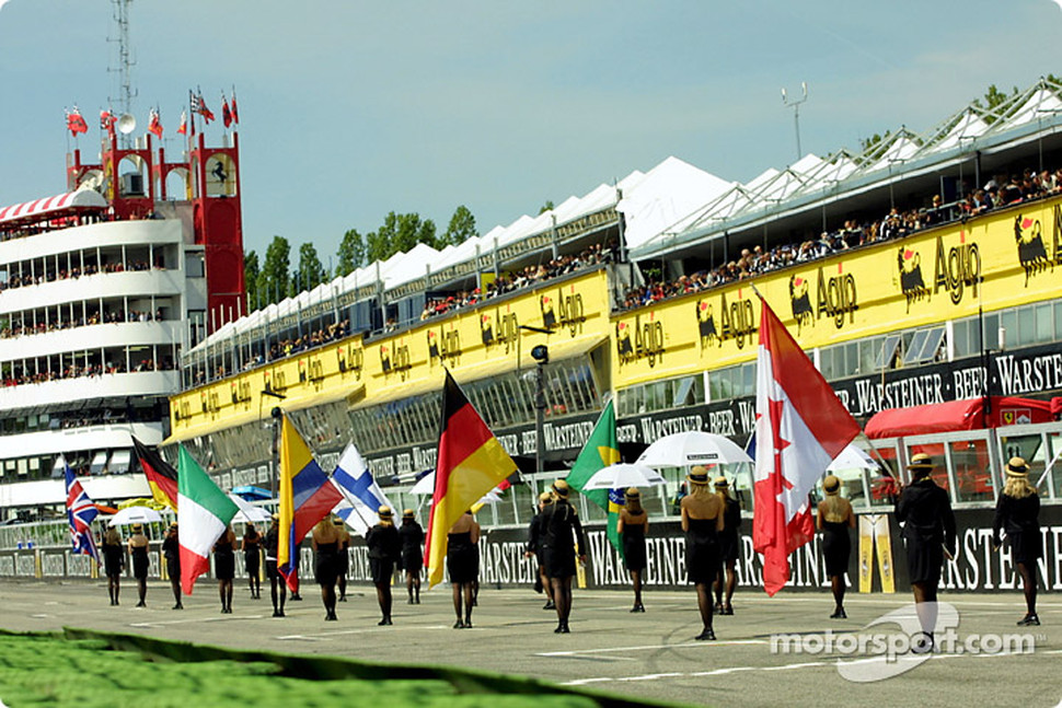 TEMPORADA - Temporada 2001 de Fórmula 1 F1-san-marino-gp-2001-flags-on-the-pre-grid