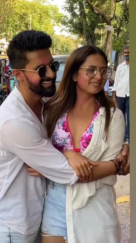 Hindi unknown actress navel zoom in white and red bikini.mp4_snapshot_00.14.104