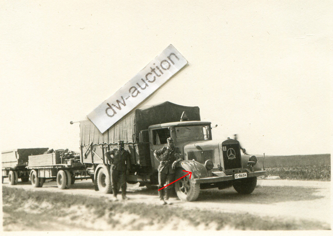 Fahrzeug Mercedes LKW mit Anhänger und Wappen