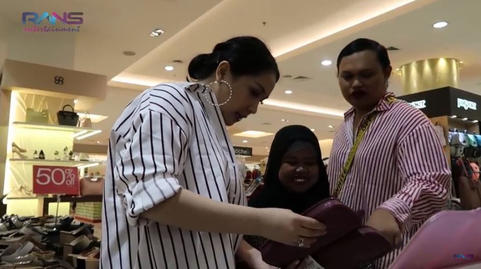 Nagita Slavina membelikan Rahmawati Kekeyi kuas make up
