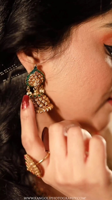 kannada actreesss sexy navel in tradtional orange saree.mp4_snapshot_00.01.161