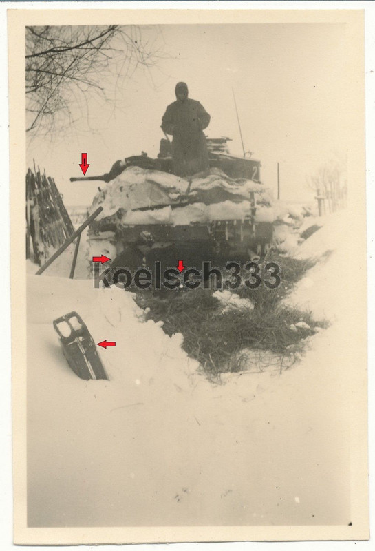 Foto Panzermann entzündet Stroh hinter Panzer II