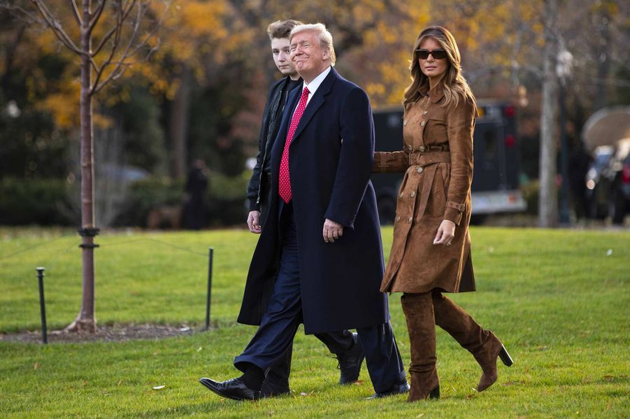 https://i.postimg.cc/bJK94jXn/Donald-Trump-Melania-Trump-Barron-Trump-Thanksgiving-10.jpg