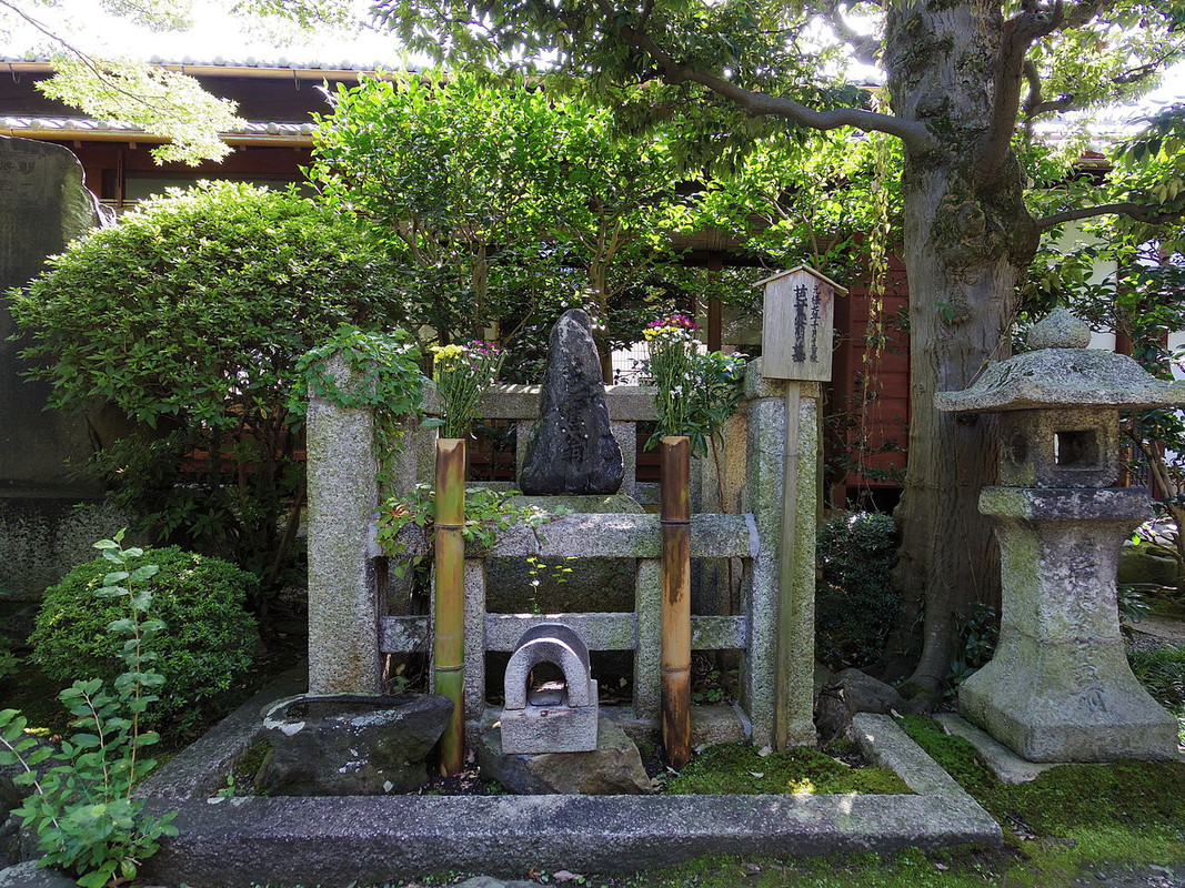 The-grave-of-Matsuo-Basho
