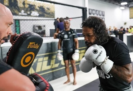 Тайрон Спонг се завръща в кикбокса