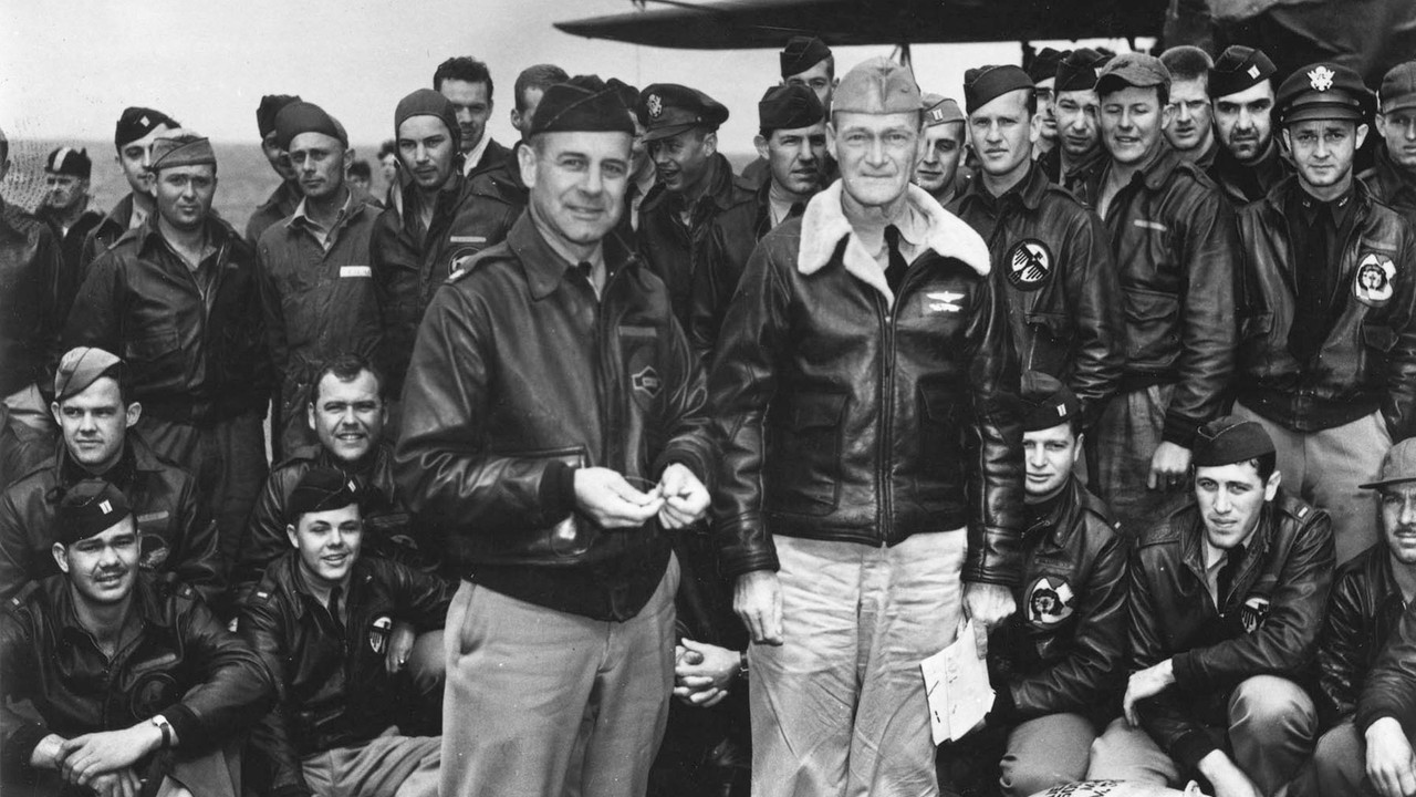 El Teniente Coronel James H. Doolittle junto a su tripulación antes de despegar