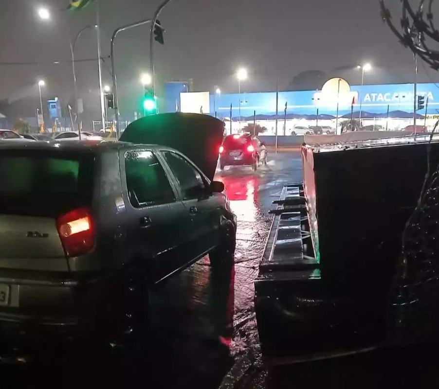 Carro com outdoor caído na Joaquim Murtinho (Foto: Direto das Ruas)