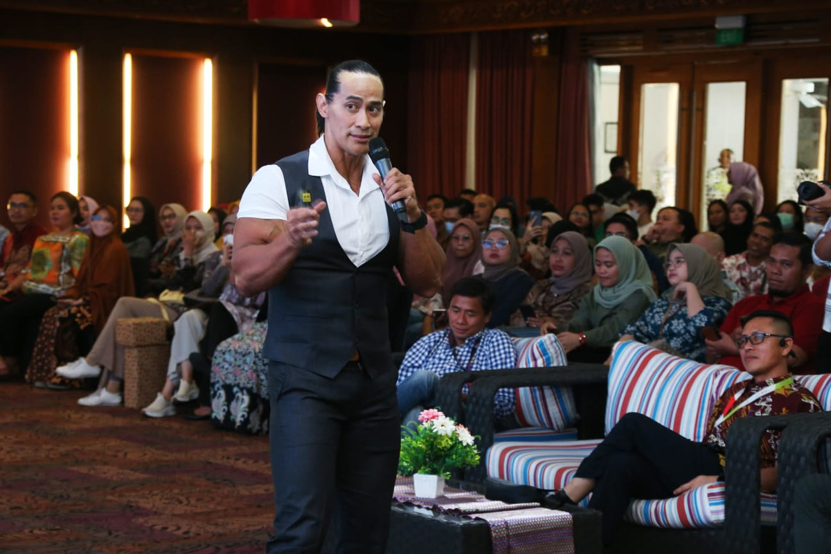 Binaragawan Indonesia PHR Ade Rai saat memberikan pemaparan tentang pola hidup sehat bagi Pekerja, Keluarga Pekerja dan Mitra Kerja di Aula Pertemuan RCC PHR Rumbai, Pekanbaru, Rabu (10/5).