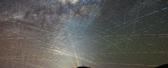 Nachthimmel mit Satelliten-Spuren