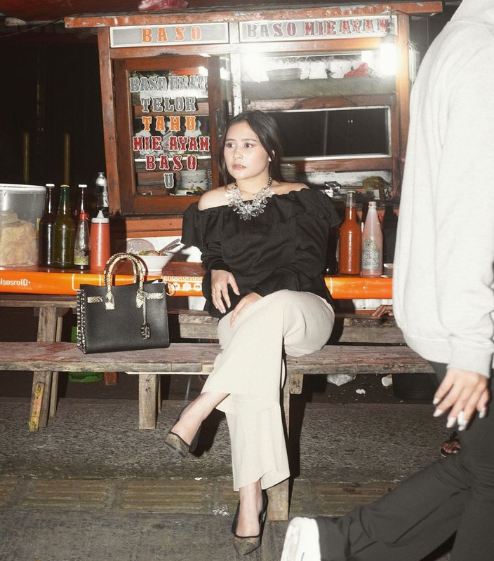 7 Foto di pinggir jalan ala Prilly Latuconsina, dari becak hingga LA