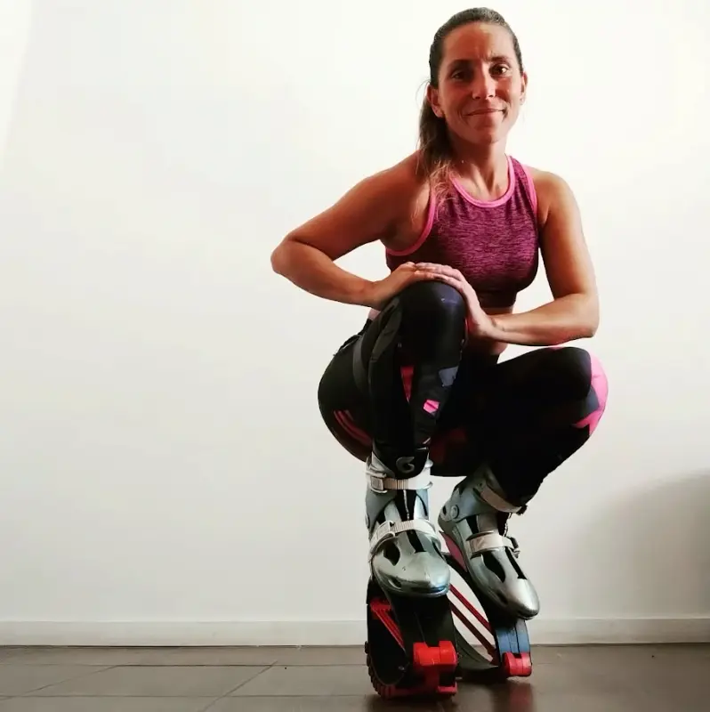 Mujer con botas de rebote