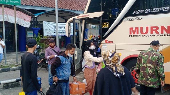 Terminal Poris Tangerang mendadak ramai pemudik, Jumat (2/7/2021). Mereka yang mudik beralasan demi menghindari aturan PPKM darurat yang berlaku mulai 3 Juli hingga 20 Juli 2021.