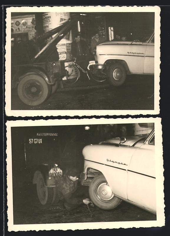 2 Fotografien Auto Opel Olympia PKW wird von Lastwagen Berliner Abschleppdienst abgeschleppt