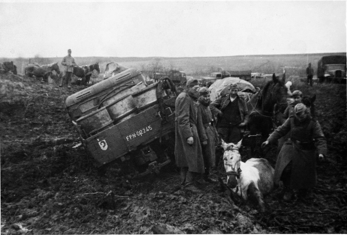 Обоз немецкой 97-й егерской дивизии (97. Jäger-Division), увязший в распутице. Слева трофейный совет