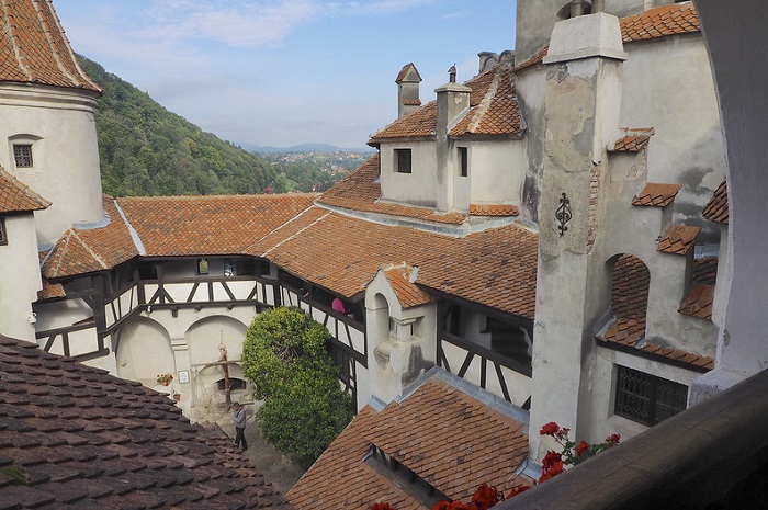 Kastil Bran, yang pertama kali dibangun pada tahun 1300-an dan terletak di Transylvania, diyakini sebagai inspirasi untuk pembuatan novel 