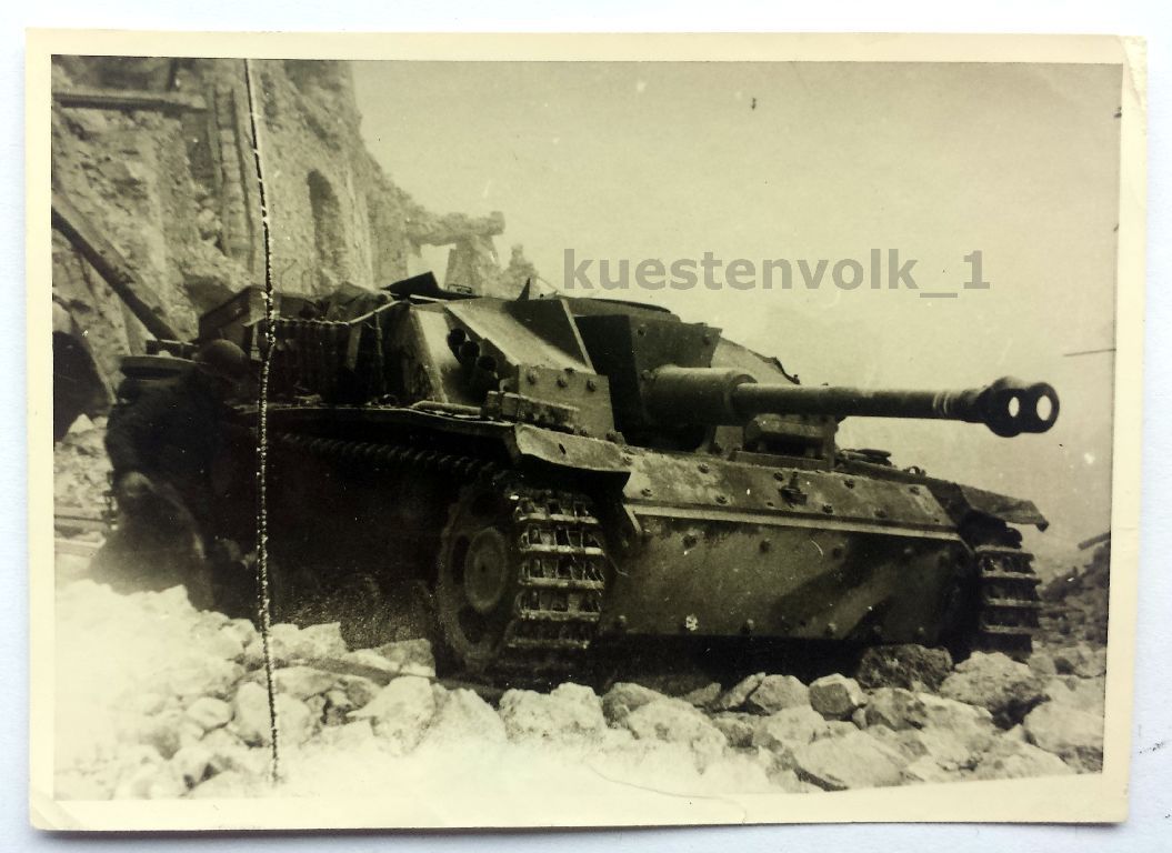Orig. Foto Trümmer 2.WK Panzer mit Abschußringe 