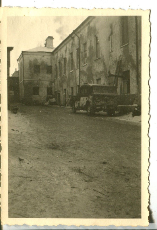 Kübelwagen Wehrmacht vor Kompaniegebäude in Vite