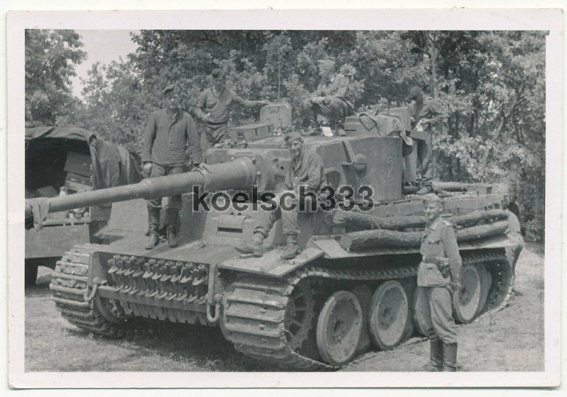 Foto Panzermänner der Pz. Division Großdeutschland auf schwerem Tiger Panzer VI