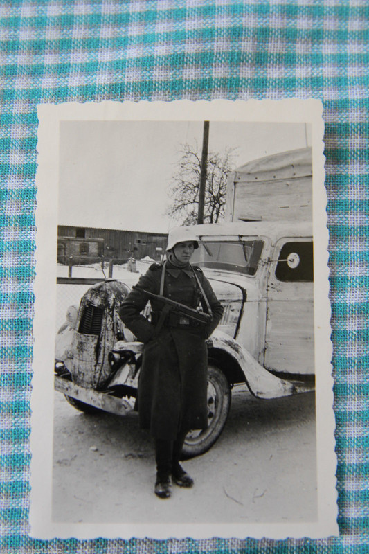 Foto LKW Soldat MP gewehr weißer stahlhelm Festu
