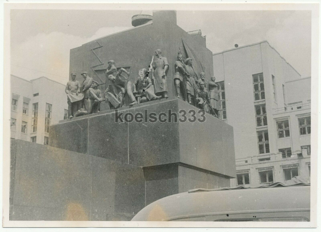 Foto Sockel des zerstörten Lenin Denkmals vor dem Parteihaus in Minsk Belarus