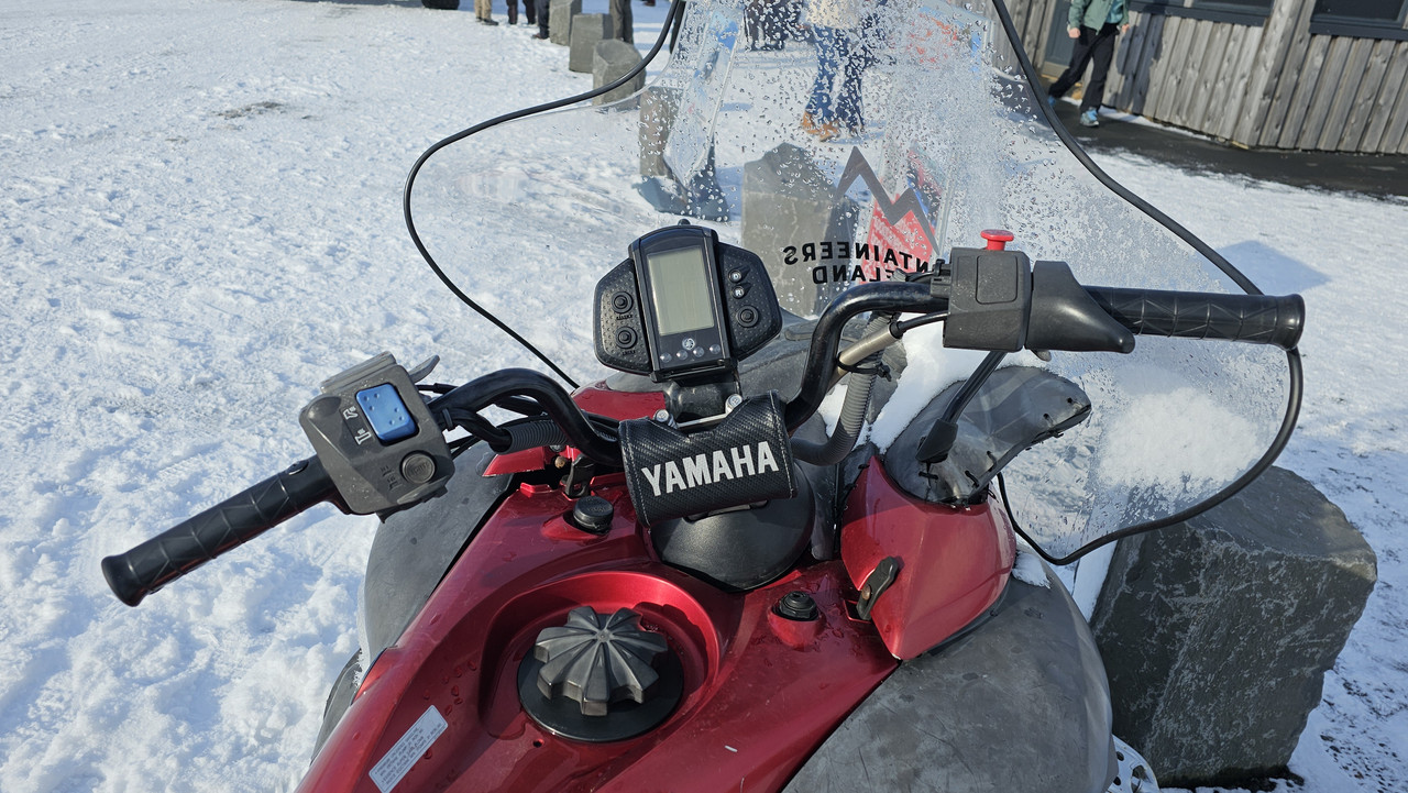 右邊手把旁有個奇怪的三角形就是油門，紅色按鈕則是因為下雪結冰無法使用的緊急按鈕