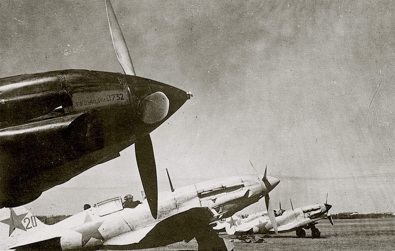 Mikoyan-Gurevich-MiG-3-12GvIAP-Red-20-at-Vnukovo-airfield-7th-Mar-1942-01