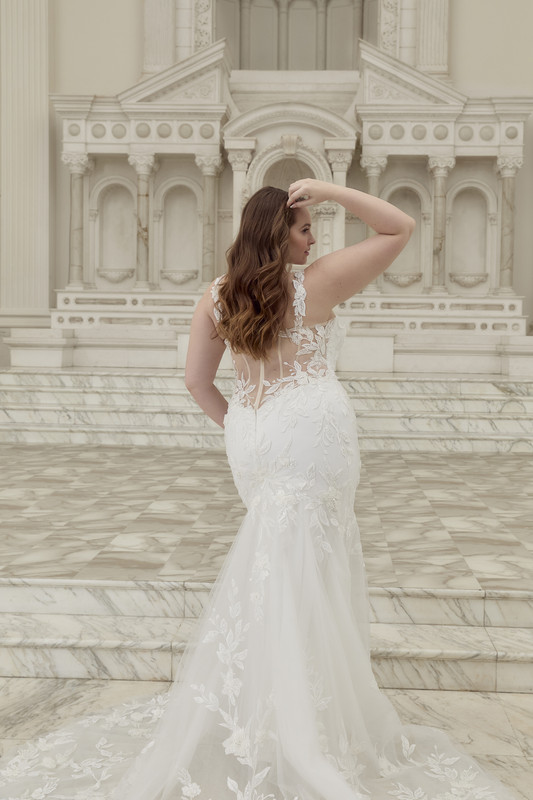 Minerva Curvy Back Silhouette Detail