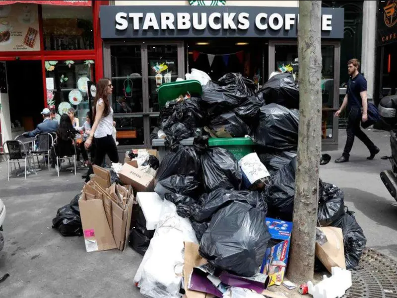 París acumula gran cantidad de basura por huelga contra la reforma de Macron