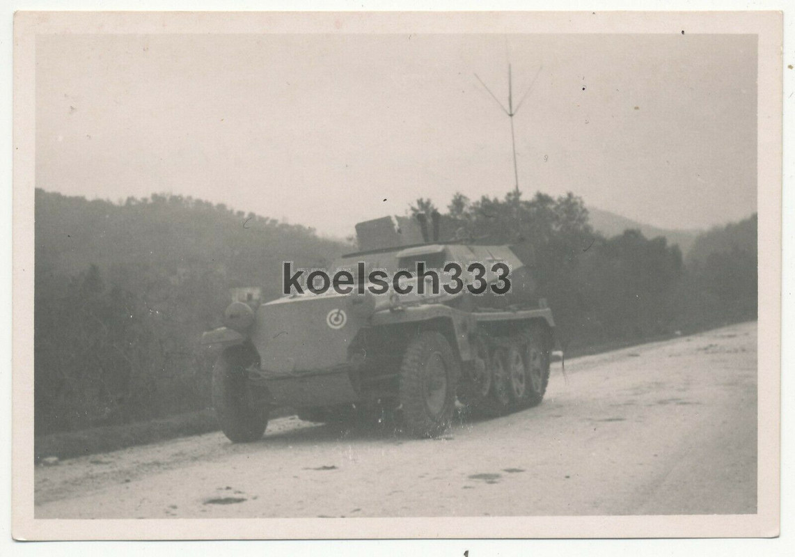 Foto Schützenpanzer Halbkette mit Antenne am Heck ! Panzer Sd.Kfz. Funkwagen