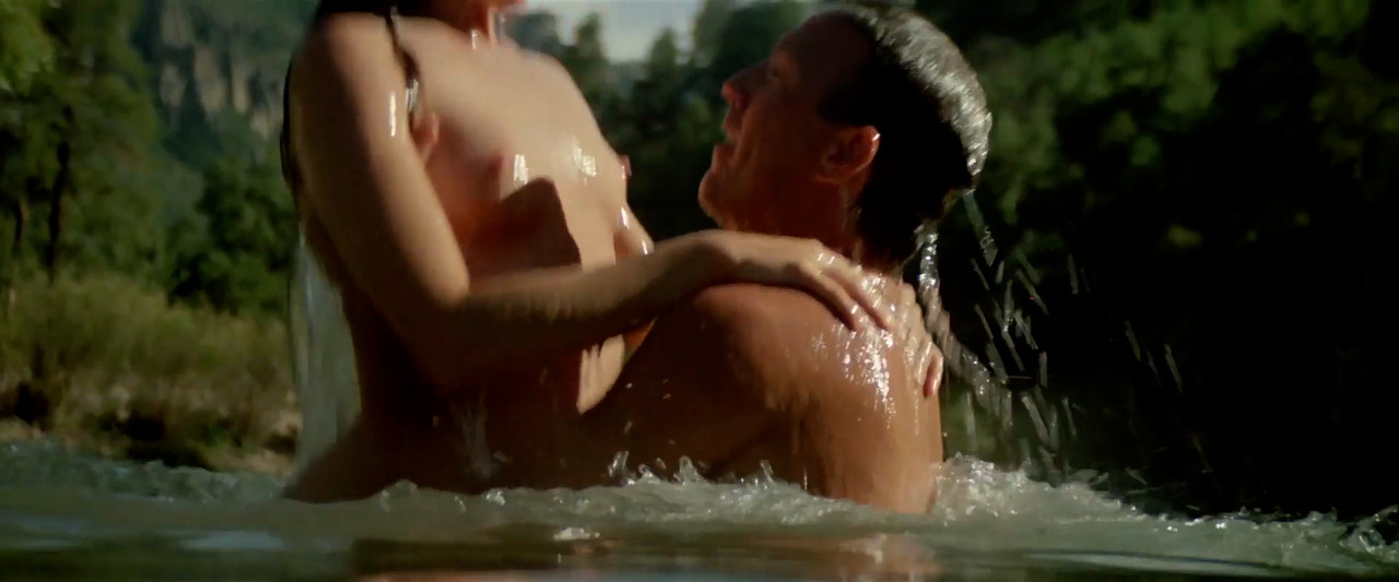 Madeleine.Stowe_Revenge.00_01_43_13.Still008