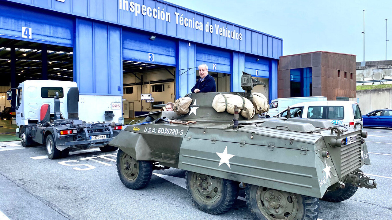 El Ford M8 Greyhound de Manuel en cola para pasar la ITV