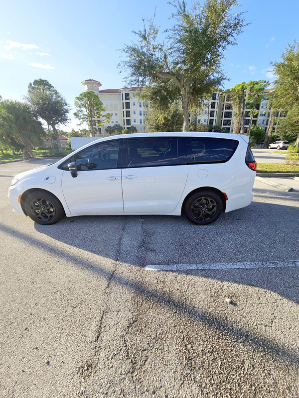2023 Chrysler Pacifica Hybrid Limited Van
