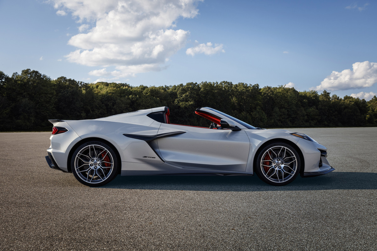 2023-Chevrolet-Corvette-Z06-016