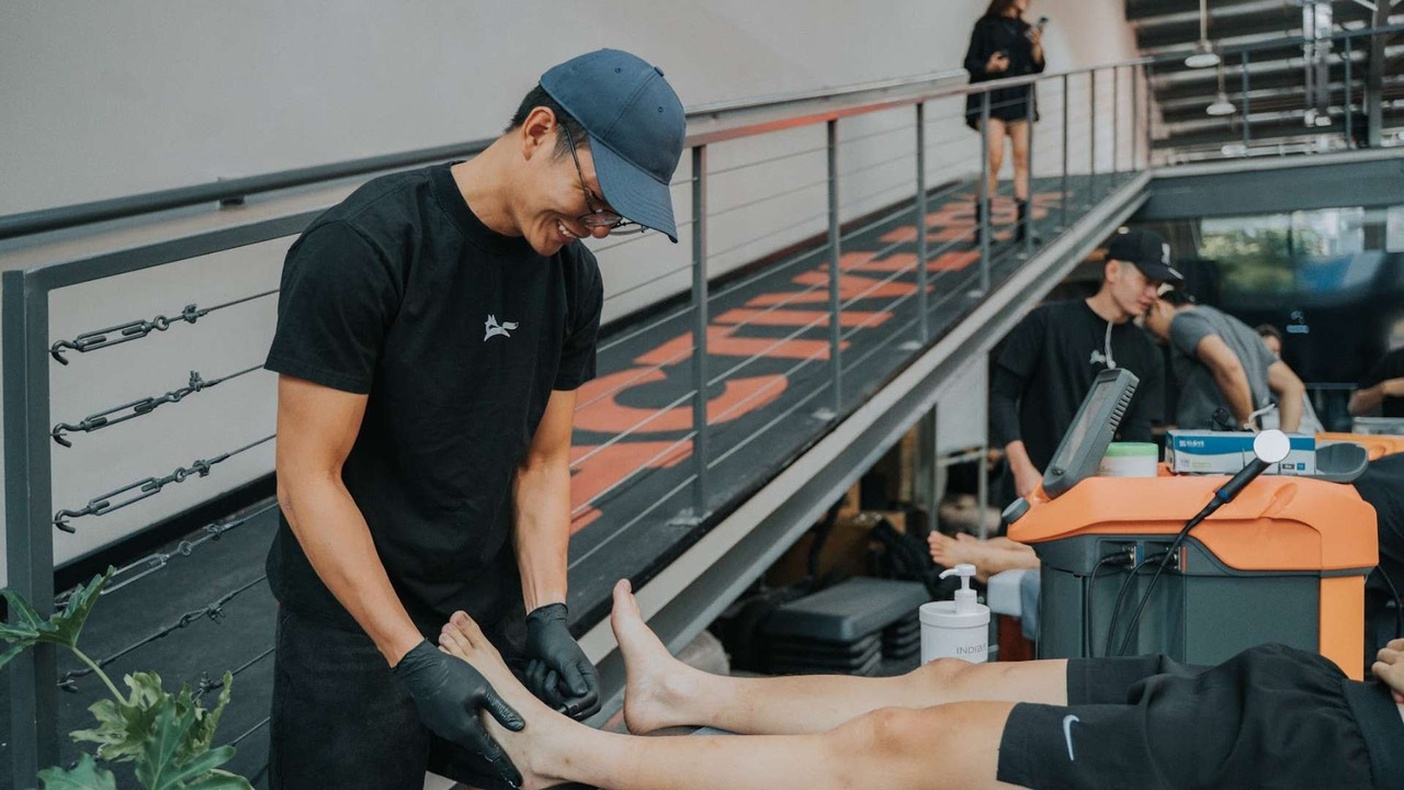Chuyên viên Active Fox thực hiện liệu trình FoxFlex với máy Indiba cho khách hàng