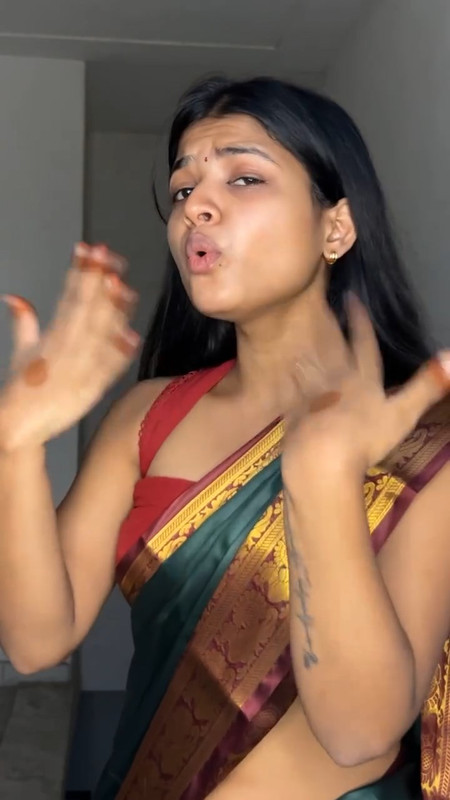 Hot Sexy beautiful tamil girl low hip saree and navel show.mkv_snapshot_00.00.473