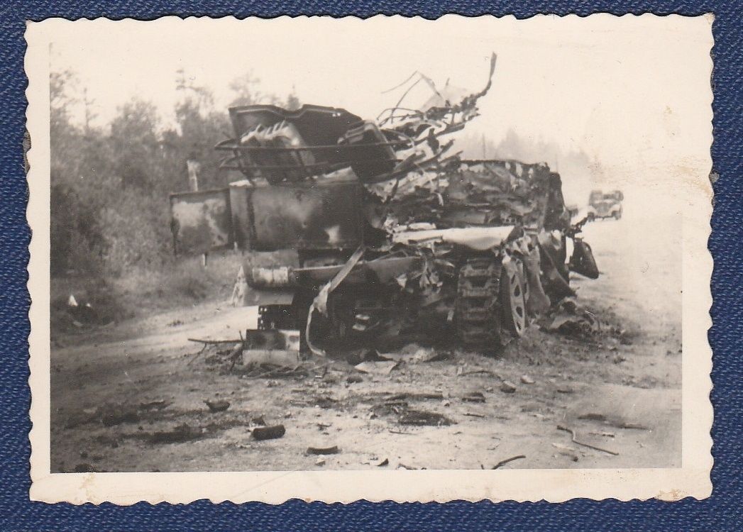 Foto 2 WK Panzer Tank zerstört
