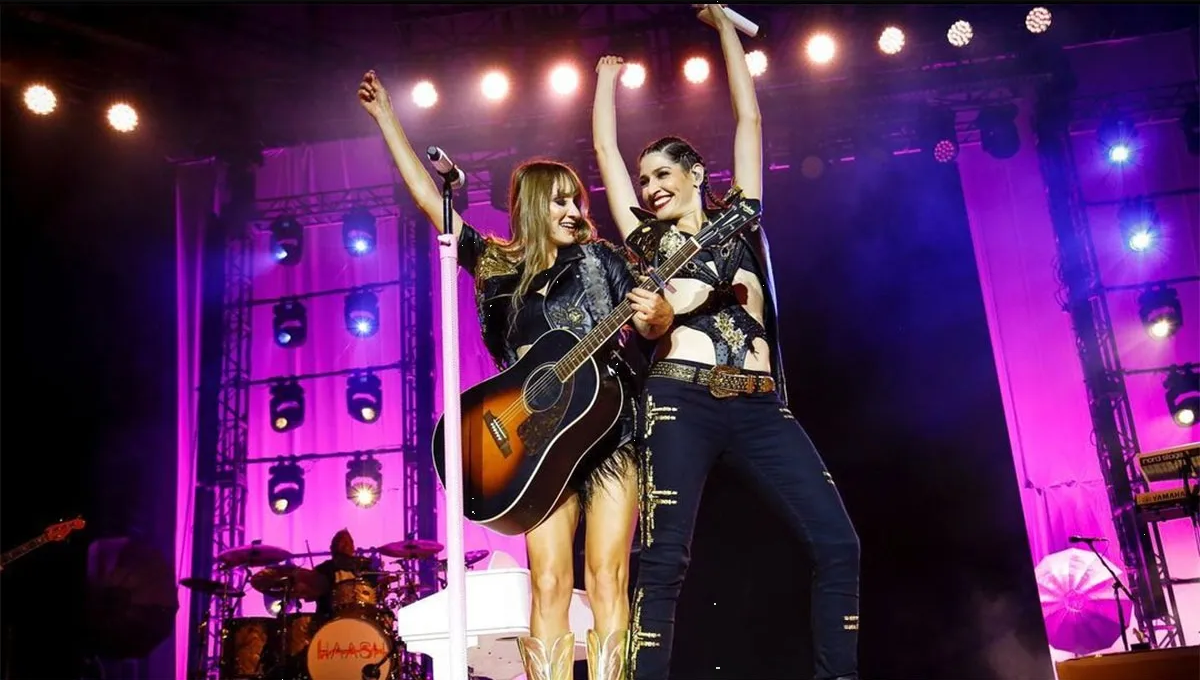 Fanático sorprende a las Ha*Ash en pleno concierto