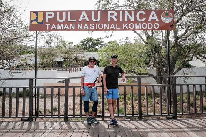 Sandiaga Uno saat mengunjungi Labuan Bajo bersama dengan Menteri Kesehatan Singapura Mr. Ong Ye Kung.