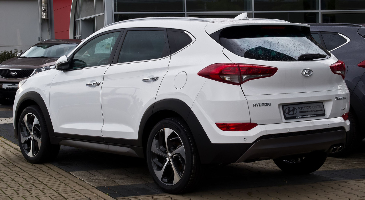 Hyundai_Tucson_2.0_CRDi_4WD_Premium_(III)_–_Heckansicht,_5._September_2015,_Düsseldorf
