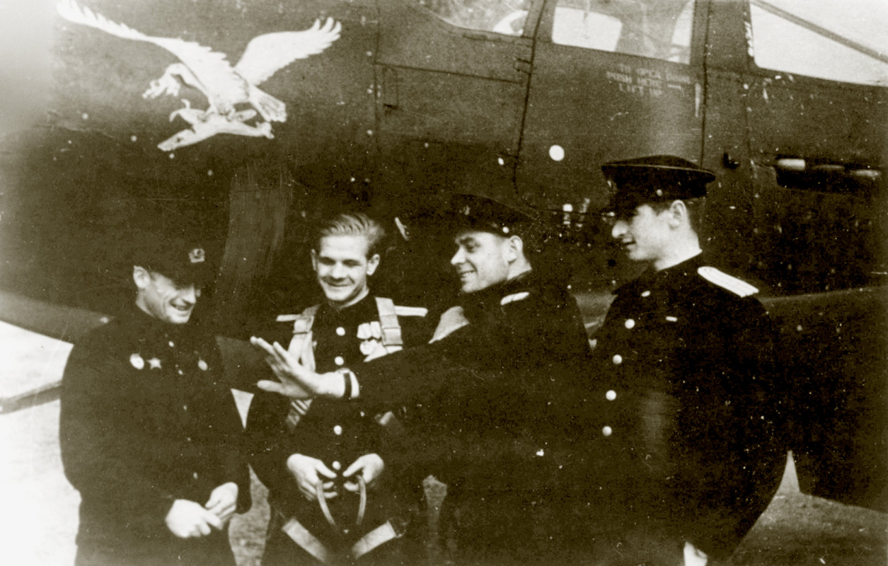 Bell-P-39M-Airacobra-2GvIAP-Northern-fleet-with-NM-Didenko-at-a-Soviet-airfield-Kuban-Russia-01