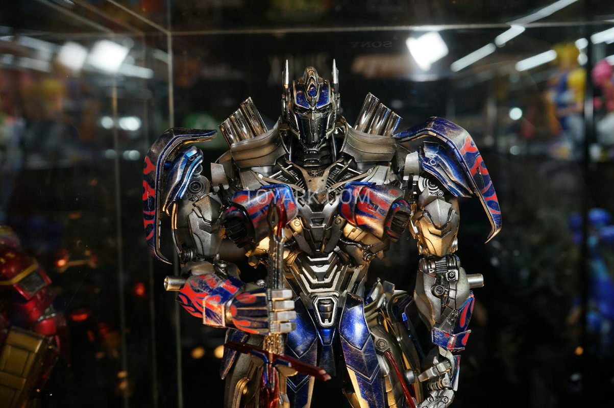 Comicave-Optimus-Prime-2