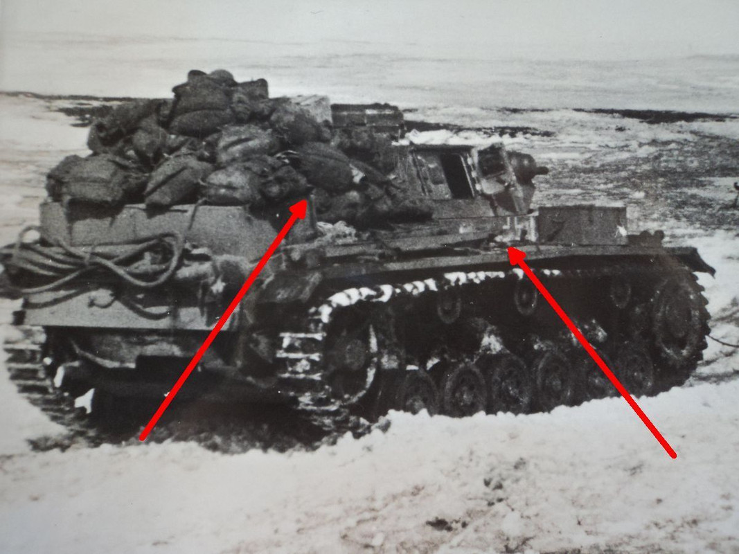 PANZER III ZIEHT GESCHÜTZ AUS DEM SCHLAMM, Feldh