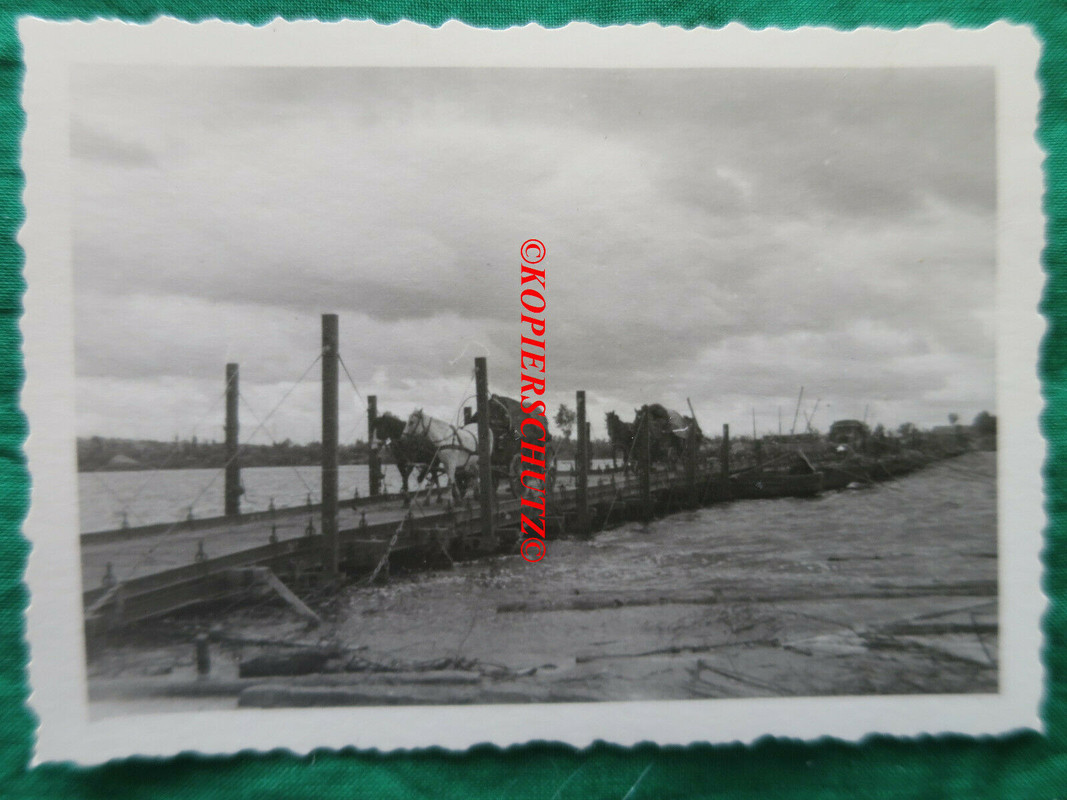 RUSSLAND-FELDZUG MARSCH ÜBER PIONIERBEHELFSBRÜCKE 1942.