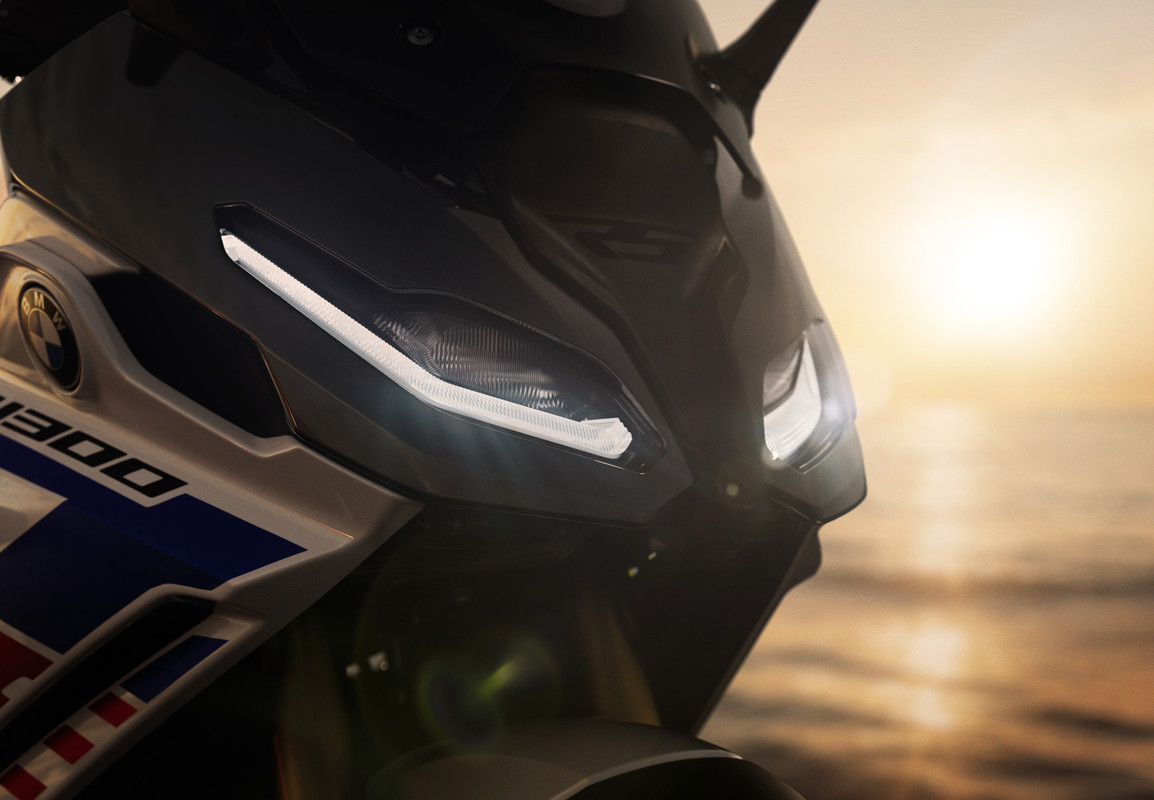 P90596241_highRes_the-new-bmw-r-1300-r