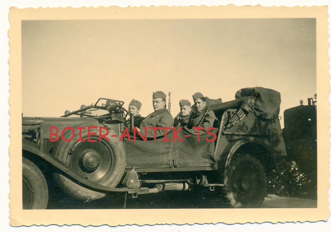 FOTO 2 WK PANZER SPÄHEINHEIT LANDSER IM KFZ